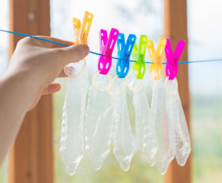  ausgerollte-kondome-an-wäscheleibe