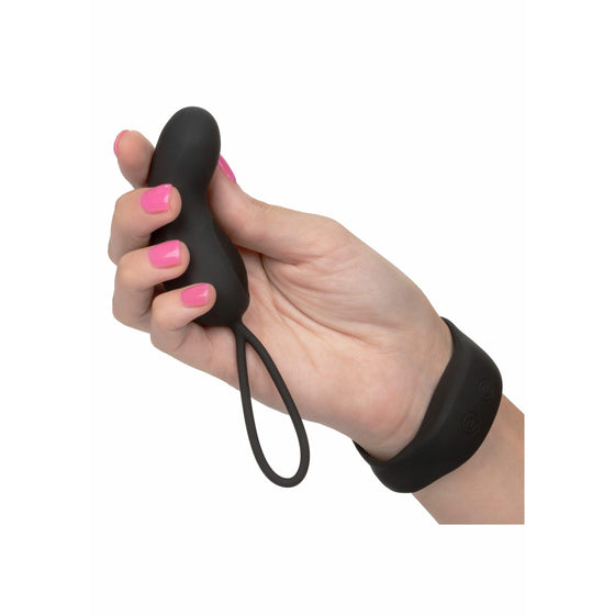 calexotics-silicone-remote-foreplay-set-ansicht-stimulator-hand
